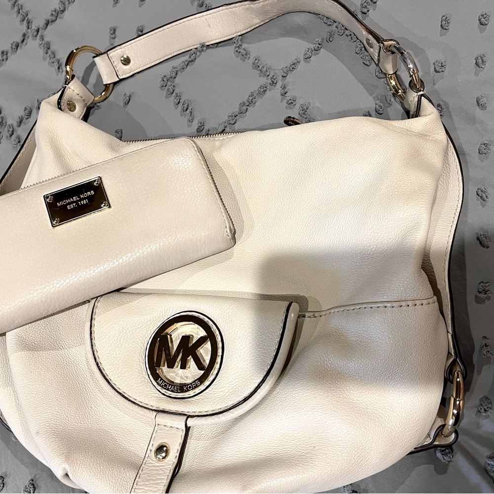 VINTAGE MICHAEL KORS HANDBAG AND WALLET🤍